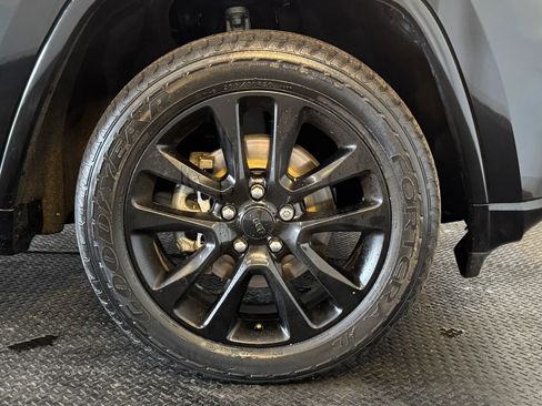 Used 2019 Jeep Grand Cherokee Altitude image 11