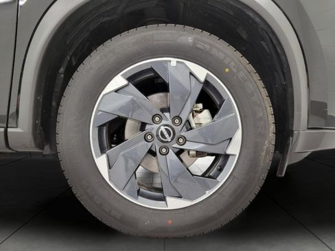 Used 2025 Nissan Rogue SV image 3