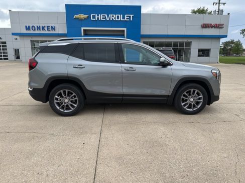 Used 2023 GMC Terrain SLT AWD/4WD image 2