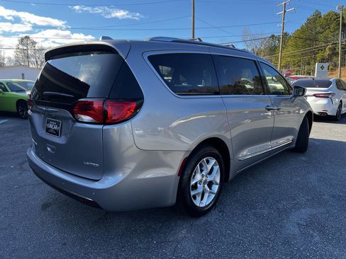 Used 2020 Chrysler Pacifica Limited image 3