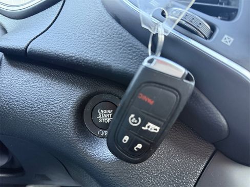 Used 2023 Jeep Cherokee Altitude Lux image 30