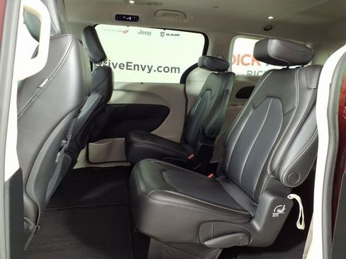 Used 2023 Chrysler Pacifica Touring-L AWD/4WD image 9