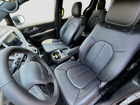 New 2027 Chrysler Pacifica Select AWD/4WD image 2