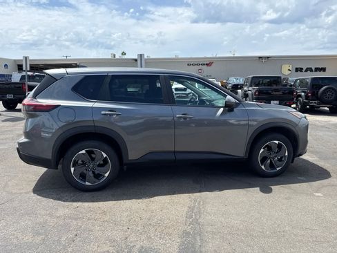 Used 2025 Nissan Rogue SV FWD image 11