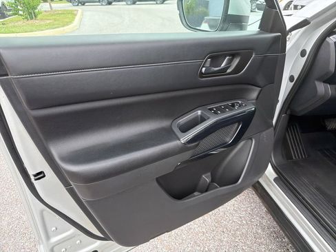 Used 2024 Nissan Pathfinder SV FWD image 18