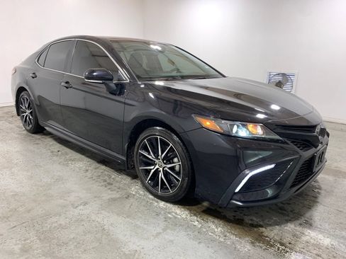 Used 2024 Toyota Camry SE FWD image 3