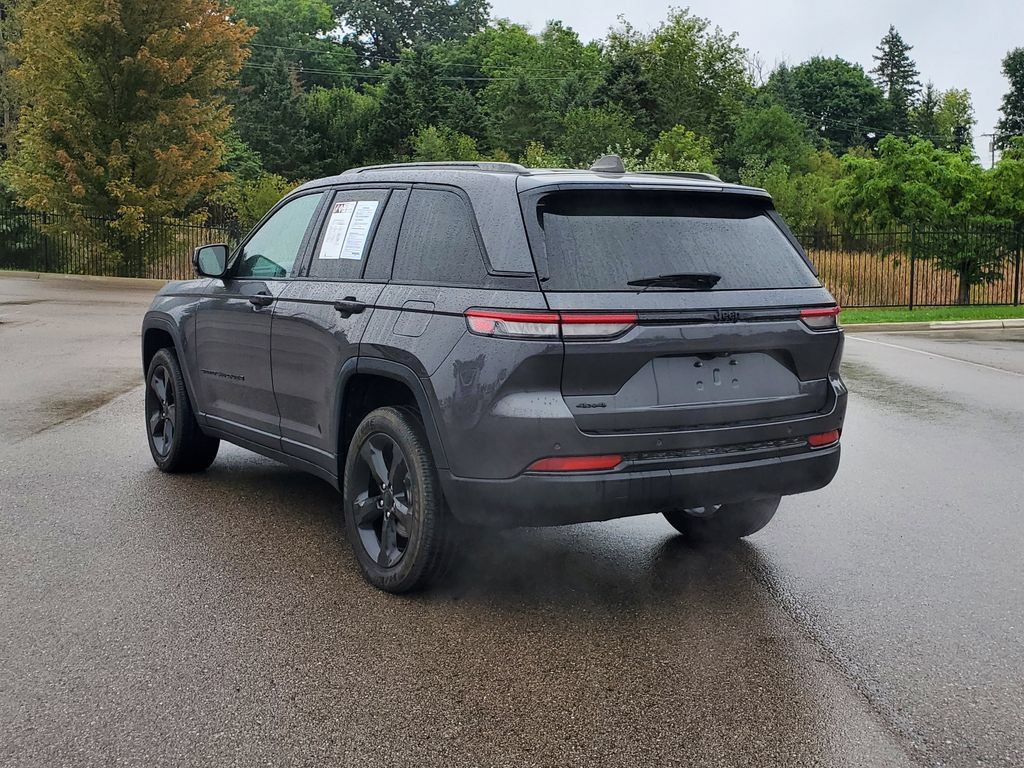 Used 2023 Jeep Grand Cherokee Altitude AWD/4WD image 3