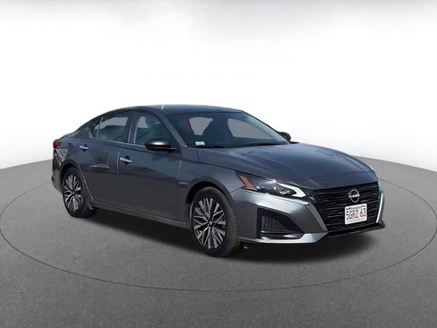Used 2025 Nissan Altima 2.5 SV image 3