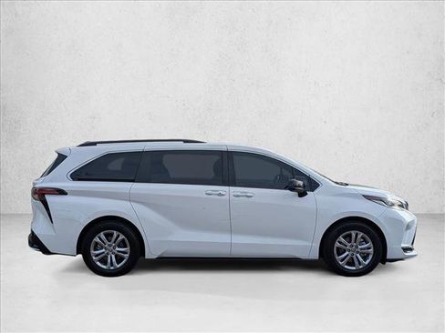 Used 2022 Toyota Sienna XSE image 4