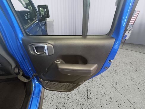 Used 2025 Jeep Wrangler Unlimited Rubicon w/ Convenience Group AWD/4WD image 17