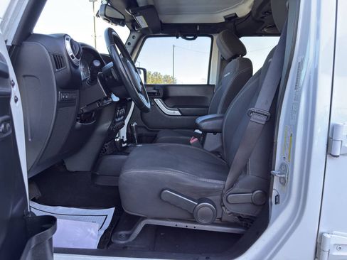 Used 2014 Jeep Wrangler Unlimited Rubicon w/ Connectivity Group AWD/4WD image 9