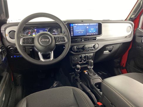 Used 2025 Jeep Wrangler Sahara image 34