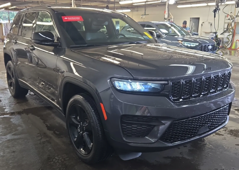 Used 2023 Jeep Grand Cherokee Altitude AWD/4WD image 1