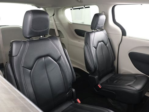 Used 2022 Chrysler Pacifica Touring-L FWD image 40