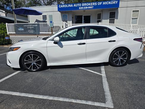 Used 2018 Toyota Camry SE image 3