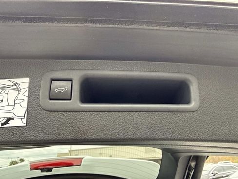 Used 2023 Toyota Highlander Limited image 12