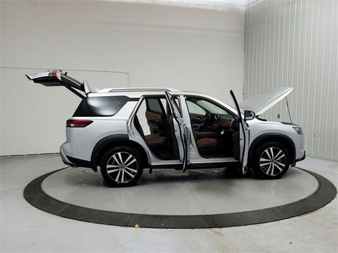 Used 2025 Nissan Pathfinder Platinum w/ Black Appearance Package image 16