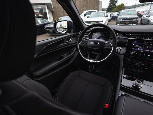 New 2025 Jeep Grand Cherokee Laredo X w/ Luxury Tech Group I AWD/4WD image 21