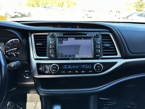 Used 2017 Toyota Highlander Limited image 18