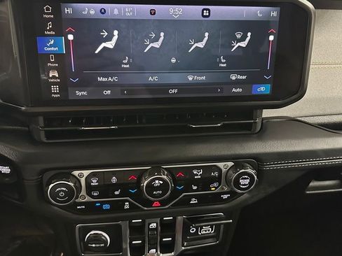 Used 2025 Jeep Wrangler Unlimited Sahara image 20