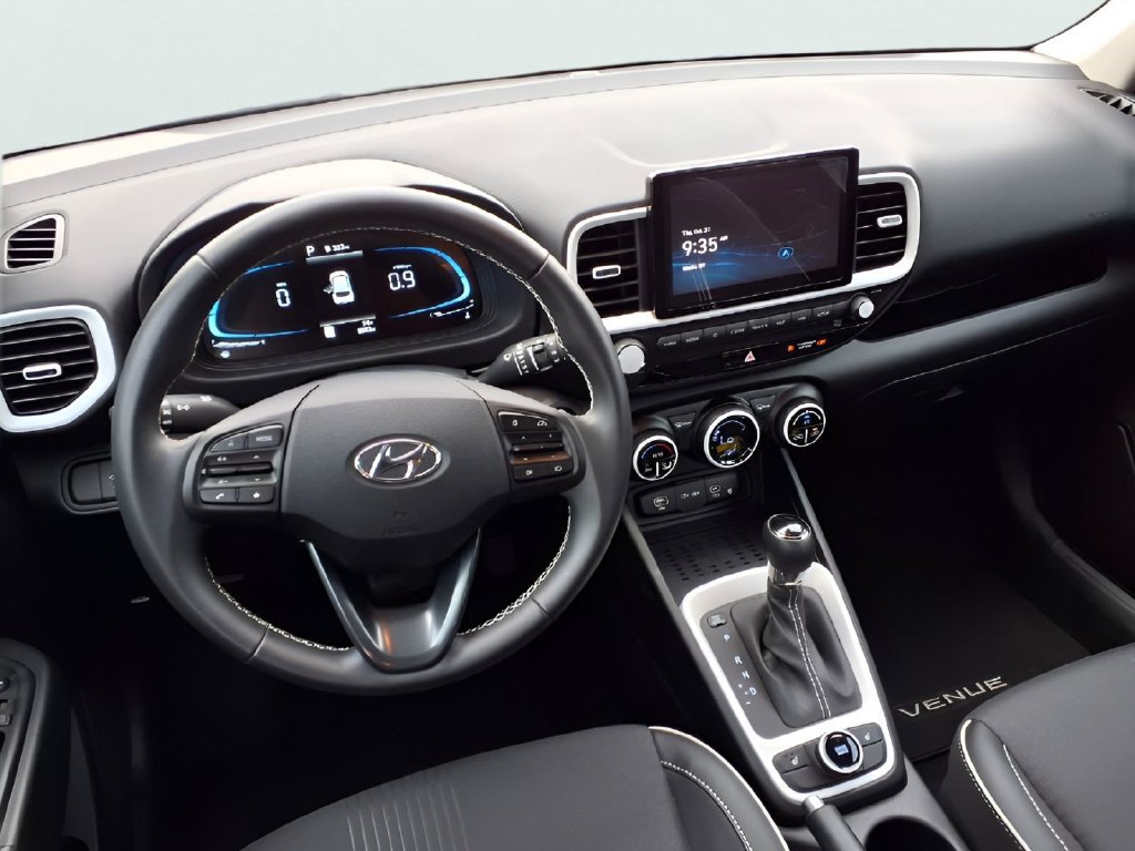 Used 2025 Hyundai Venue Limited FWD image 13