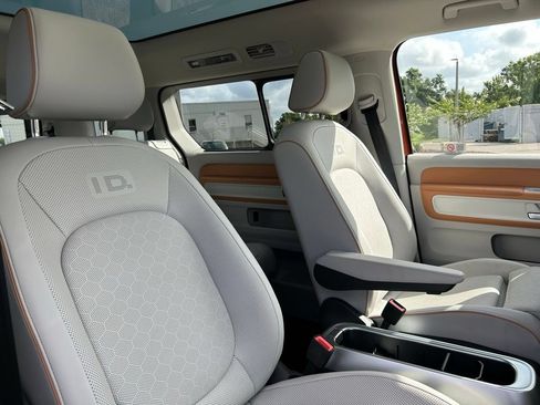 Used 2025 Volkswagen ID. Buzz Pro S Plus RWD image 41