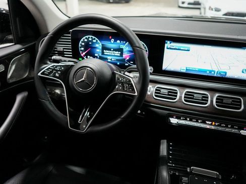 Used 2024 Mercedes-Benz GLS 450 4MATIC image 10