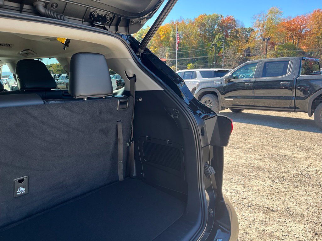 Used 2023 Toyota Highlander XLE AWD/4WD image 12