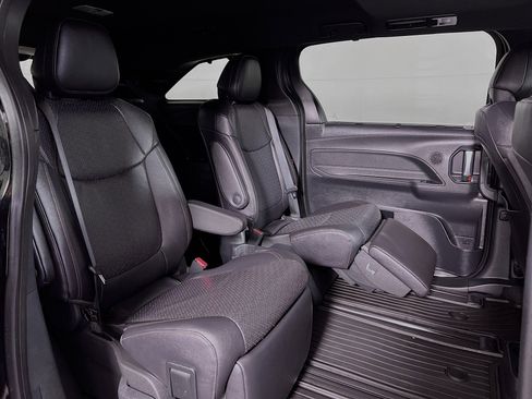 Used 2025 Toyota Sienna Limited AWD/4WD image 24