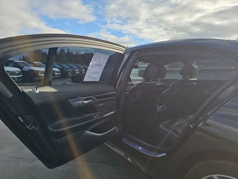 Used 2022 BMW 750i xDrive w/ M Sport Package image 18