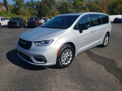 New 2026 Chrysler Pacifica Select