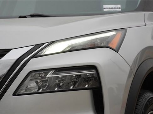 Used 2022 Nissan Rogue SV image 4