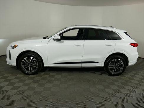 Certified 2025 Audi Q5 Premium w/ Convenience Package image 6