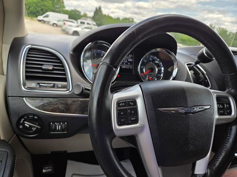 Used 2016 Chrysler Town & Country Touring FWD image 25