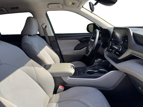 Used 2021 Toyota Highlander LE image 39