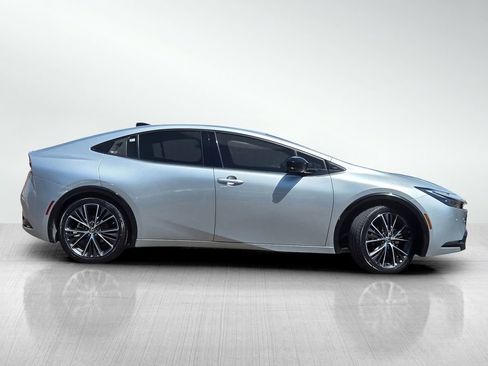 Used 2024 Toyota Prius XLE FWD image 4
