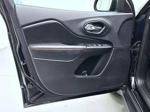 Used 2019 Jeep Cherokee Trailhawk w/ Cold Weather Group AWD/4WD image 9