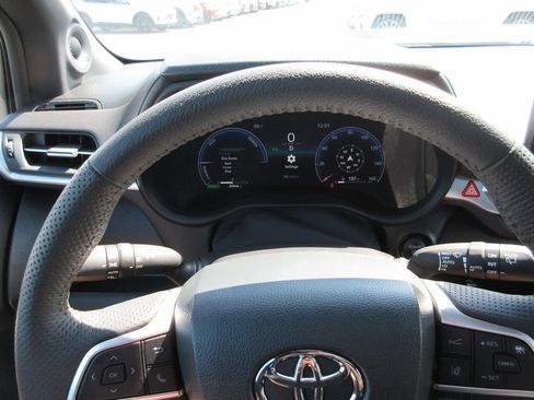 Used 2025 Toyota Sienna Platinum AWD/4WD image 33