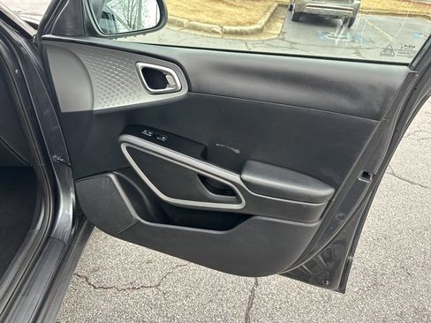 Used 2022 Kia Soul LX w/ Technology Package image 16