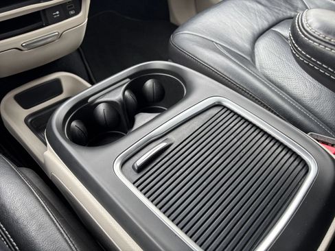 Used 2022 Chrysler Pacifica Touring-L FWD image 44