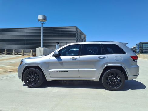 Used 2018 Jeep Grand Cherokee Altitude RWD image 3