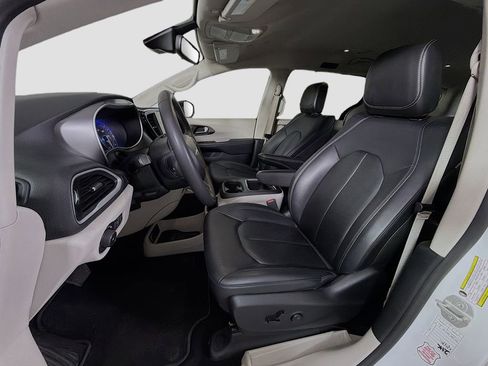 Used 2024 Chrysler Pacifica Touring-L image 13