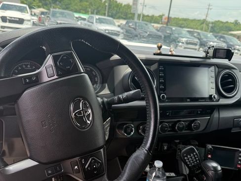 Used 2022 Toyota Tacoma TRD Sport w/ TRD Premium Sport Package AWD/4WD image 19