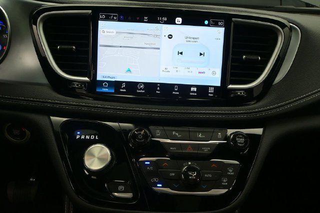 Used 2026 Chrysler Pacifica Limited FWD image 9