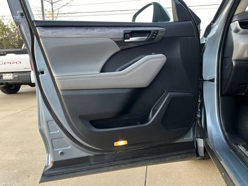 Used 2020 Toyota Highlander Limited image 11