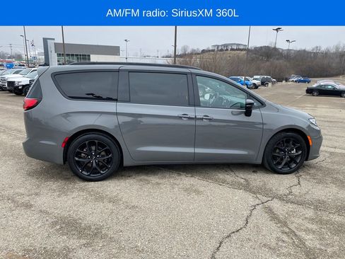 Used 2025 Chrysler Pacifica Limited image 7