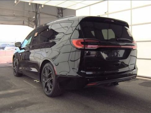 Used 2024 Chrysler Pacifica Limited w/ S Appearance Package FWD image 8