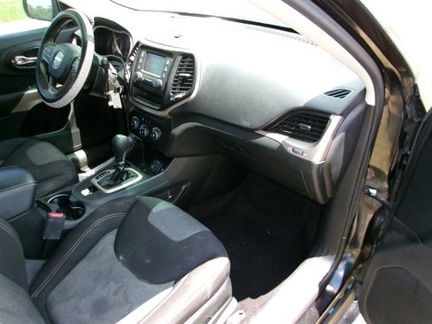 Used 2017 Jeep Cherokee Sport FWD image 22
