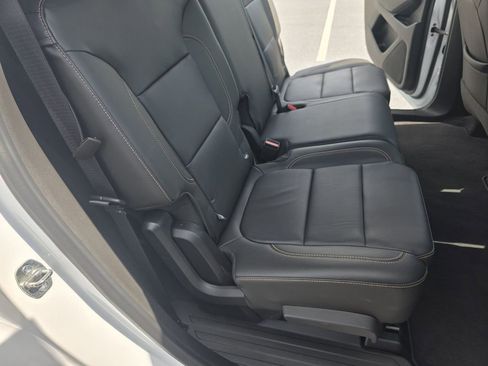 Used 2020 Chevrolet Traverse LT w/ LT Premium Package FWD image 17