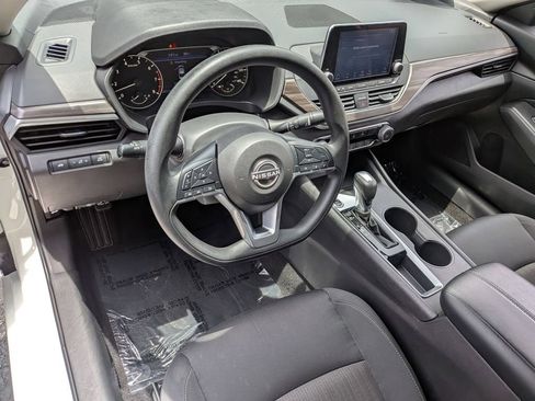 Used 2025 Nissan Altima 2.5 SV FWD image 13